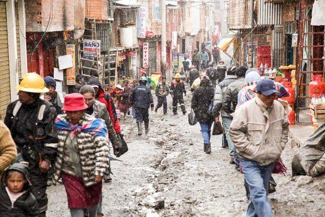 <p>Donmuş bir buz tabakasının üzerinde bulunan kasabanın tek ulaşım yolu, günlerce kar yağışı ve fırtına altında yapılan kamyon yolculuğu.</p>

<p> </p>
