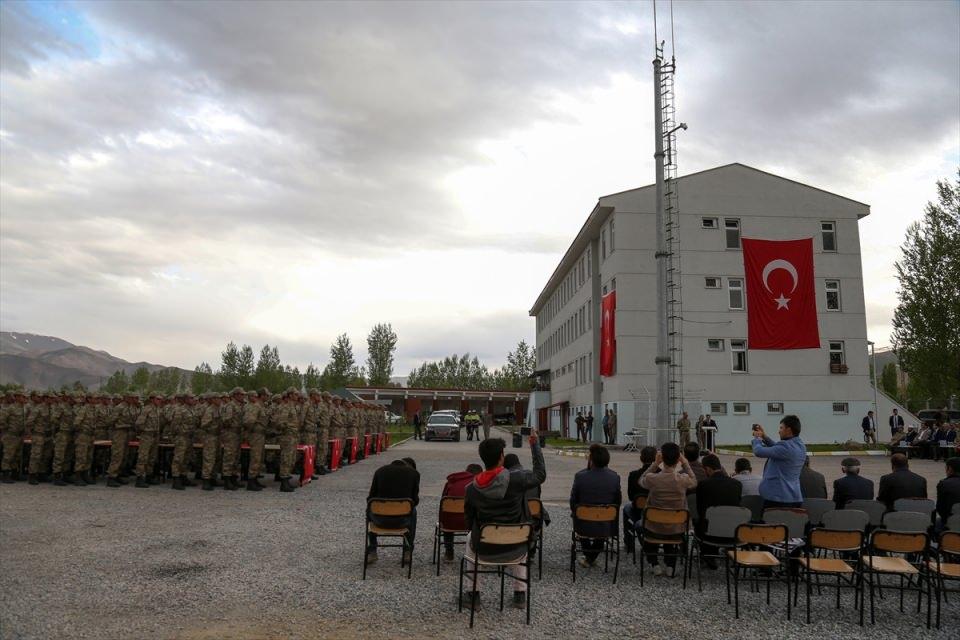 <p> İçtiğiniz andı bir an bile olsa unutmayınız. Andınız, yüce ulusumuza, güvenlik güçlerimize, sizlere ve tüm sevdiklerinize hayırlı olsun." dedi.</p>