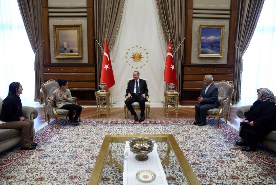 <p>Cumhurbaşkanı Recep Tayyip Erdoğan, resmini çizerek sosyal medyada paylaşan engelli Gülşah Yağmur Yazıcı’yı Cumhurbaşkanlığı Külliyesinde kabul etti. </p>

<p> </p>
