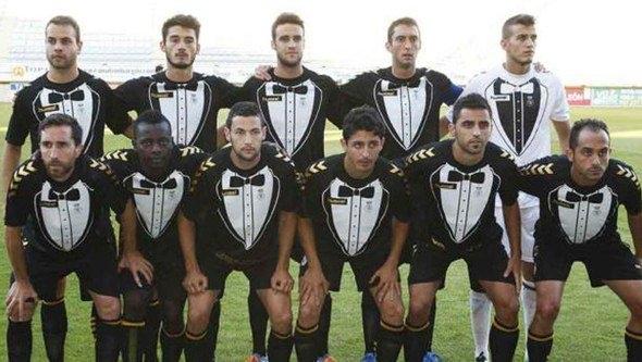 <p>Cultural Leonesa - 2014</p>
<p> </p>
<p>Uzaktan bakıldığında takım elbiseli 11 futbolcu gibi duruyor ama gerçek öyle değil. Birçok kişiye göre 'en kötü forma' yarışmasının tartışmasız 1 numarası.</p>