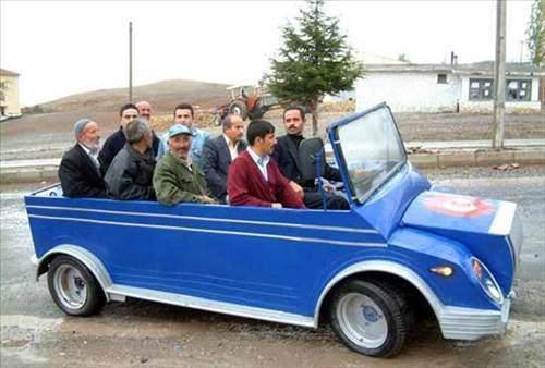 <p><strong>Türk mucitin masrafsız arabası</strong></p>

<p>Yozgat'ın Kadışehri İlçesi'nde yaşayan 36 yaşındaki Ahmet Ardıç, kendi otomobilini üretti. Ardıç, atölyesinde 4 ayda imal ettiği "Şimendifer" adlı otomobiliyle komşularını da gezdiriyor. 2 bin YTL'ye malolan otomobil LPG ile çalışıyor. Ardıç "Otomobilin hararetini, bacaklarıma gelen sıcaklıktan, ne kadar hız yaptığımı ise rüzgardan tahmin edebiliyorum" diyor.</p>

