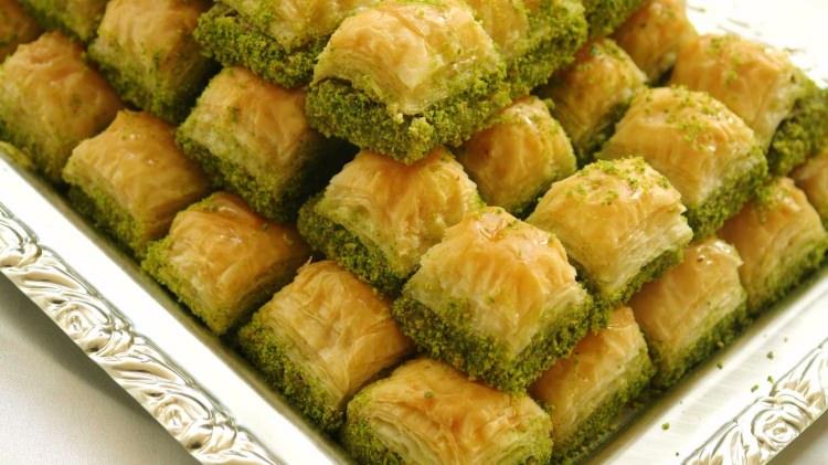 <p>Fakat genelde, ev baklavası, lokma, kadayıf tatlıları olur. Bunların yanı sıra sütlü tatlılar mutlaka olur. </p>
