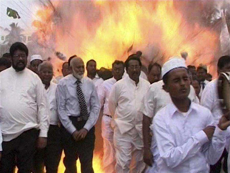 <p>Sri Lanka'nın güney kesiminde yer alan Akuressa kentindeki bir camiye, Hazreti Muhammed'in doğum yıldönümünü anmak için düzenlenen etkinliğe yapılan bombalı intihar saldırısı...  </p>

<p> </p>
