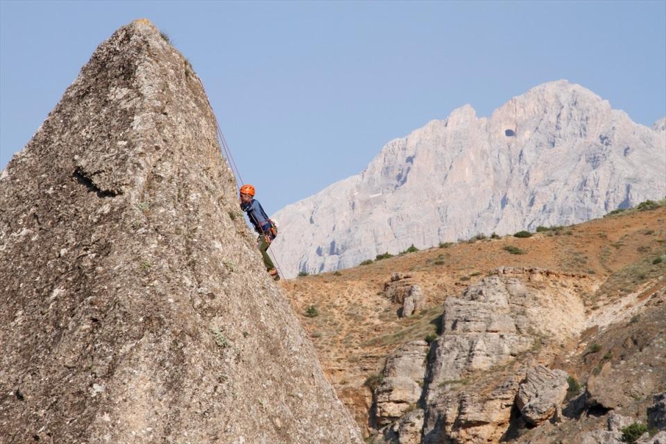 <p> Türkiye'nin görme engelli ilk dağcısı ve milli atleti Necdet Turhan, 15 yıl önce hedeflediği "5 Kıtada 5 Maraton 5 Zirve" adlı projesini geçen ay tamamlayarak, azmin engel tanımadığını gösterdi. </p>
