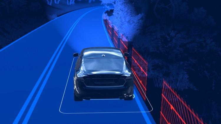 <p>Muhtemel bir çarpışmada devreye girecek şekilde çalışan sistem, 50 ila 100 km/s arasında çalışıyor. Otomatik direksiyon diğer iki sistemle de uyum halinde.</p>