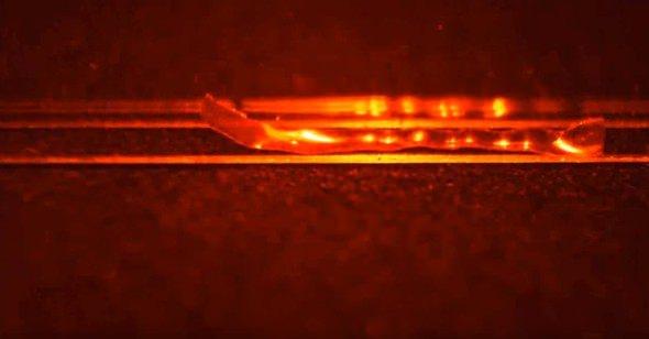 <p>Liquid Crystalline Elastomers (LCEs) maddesinden meydana gelen mikro-robot, ışığa maruz kaldığında şekil değiştirebilen akıllı malzemelere bünyesinde yer veriyor.</p>
<p> </p>