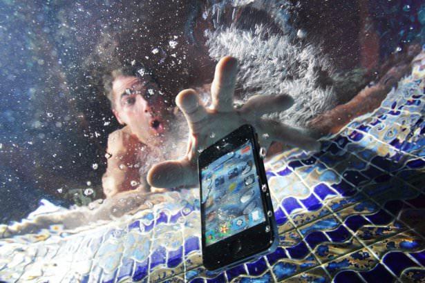 <p><strong>Pirinç ve vakumlu poşet</strong></p>

<p>Slika Jel’i arayacak vakti olmayanlar için ikinci doğal çözüm pirinç. Telefonu pirinç içerisine koyarsanız, pirinç tanecikleri içerisindeki suyu emecektir. Pirinç yöntemi konusunda dikkat etmeniz gereken nokta ise telefonun pirinç içerisinde gömülü iken hava almaması gerektiğidir. Havayı önlemek için vakumlu poşet ideal bir tercih olduğu gibi, yiyecek saklama kabı da kullanılabilir. Burada mühim olan telefon pirinç içerisindeyken havayla teması önlemek ve daha hızlı sonuç almaktır. Telefonunuzun aldığı suya göre ortalama 24-48 saat arası bu şekilde hiç dokunmadan bekletmeniz gerekir.</p>

<p> </p>
