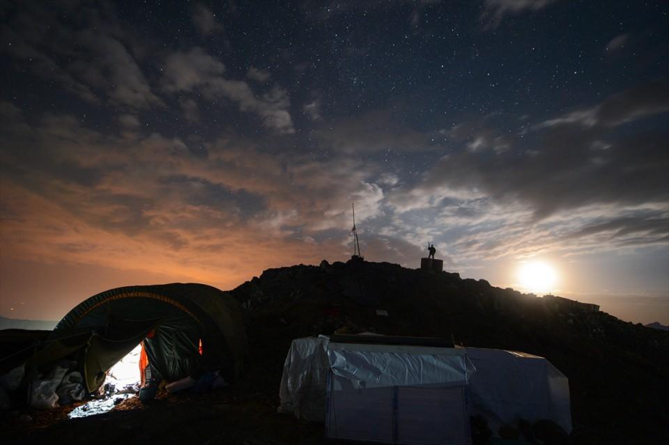 <p>Kayalıkları oyup 30 metre tünel açmışlar </p>
<p>PKK'lı teröristler, Düztepe Üs Bölgesi yakınlarında, uçurumun ortasındaki kayalıkları jeneratör yardımıyla çalıştırdıkları hiltiyle oyarak, yaklaşık 30 metre uzunluğunda ve labirent şeklinde tünel açmış. </p>