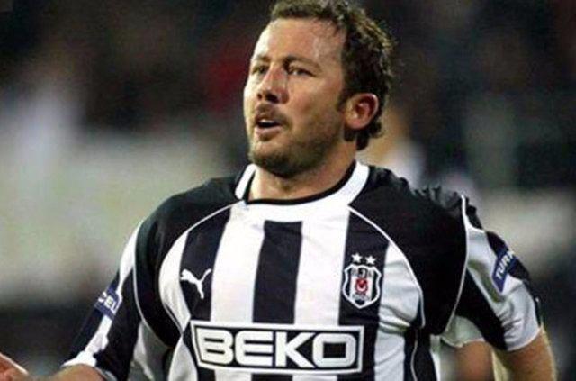<p>Beşiktaş frikik kazanır, topun başına Ahmet Dursun ve Sergen gelir…</p>
<p>Ahmet: Ne yapacağız abi?</p>
<p>Sergen: Ne yapacağızı mı var Ahmet, sen çekileceksin ben vurucam.</p>