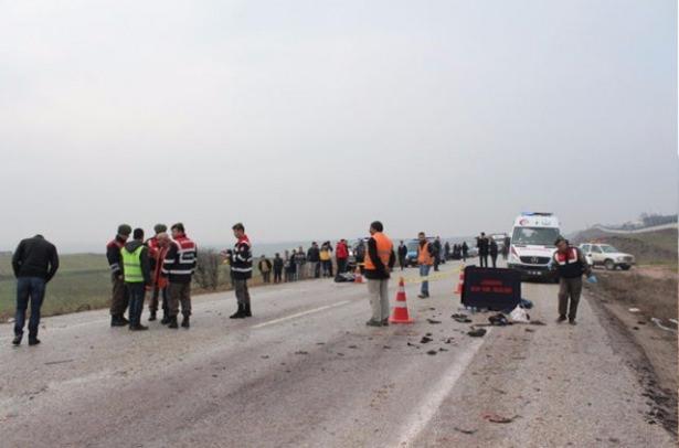 <p>Bu arada kamyonetle Kepsut'a bağlı Dalköy'e götürülmek istenen Mustafa Bozkır'ın cenazesinin de kazanın ardından Balıkesir Devlet Hastanesi morguna kaldırıldığı öğrenildi.<br />
<br />
<strong><a href="http://video.haber7.com/video-galeri/65496-temde-4-aracli-zincirleme-kaza-6-yarali" target="_blank"><span style="color:rgb(255, 215, 0)">HABERİN VİDEOSUNU İZLEMEK İÇİN TIKLAYIN.</span></a></strong></p>