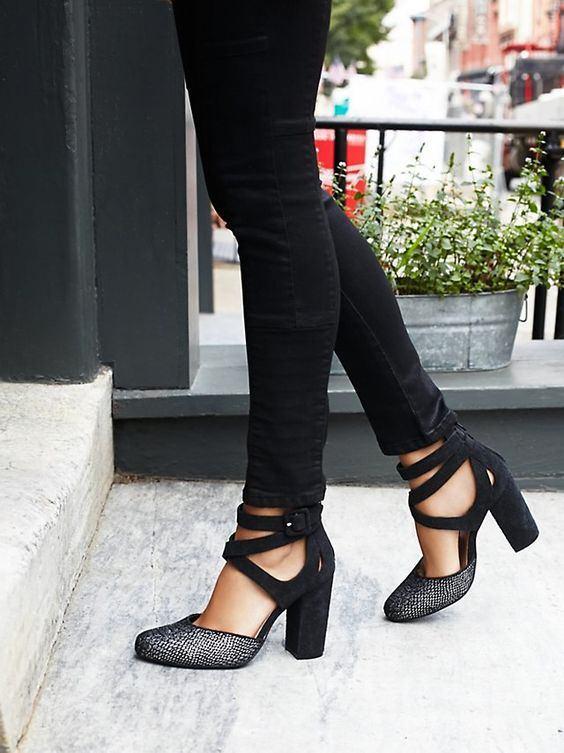 <p>Sokak modasında sıkça göreceğimiz blok topuklu ayakkabılar, boyfriend jean ve skinny jeanler ile de oldukça şık duruyor.</p>