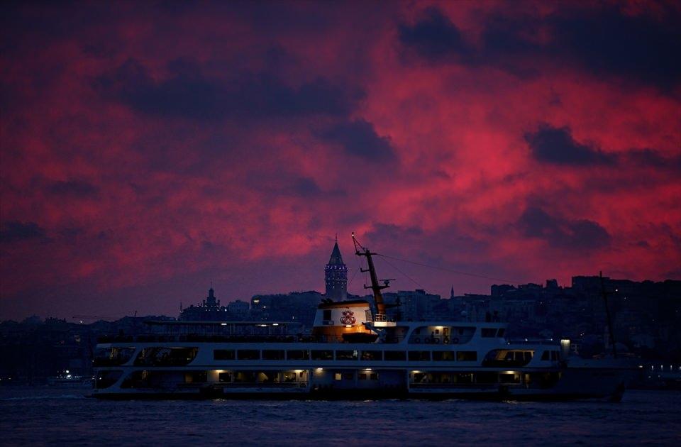 <p><strong>Kıtaları birleştiren şehir</strong></p>

<p><em>İstanbul, iki kıtayı birleştiren şehir özelliğini de taşıyor.</em></p>

<p>İstanbul Boğazı üzerindeki 15 Temmuz Şehitler Köprüsü, Fatih Sultan Mehmet Köprüsü ve Yavuz Sultan Selim Köprüsü ile şehir, Asya ile Avrupa kıtalarını birbirine bağlayan konumda bulunuyor.</p>
