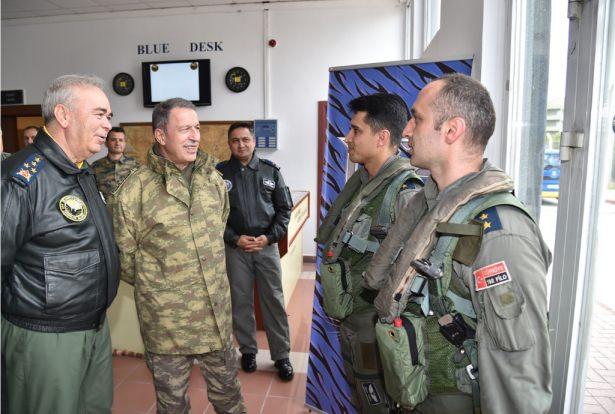 <p>Orgeneral Akar'ın önce Kilis'teki birliklerde ardından Konya'da 3'üncü Ana Jet Üs Komutanlığındaki denetlemeleri sırasında giydiği üniforma dikkati çekti.</p>
<p> </p>