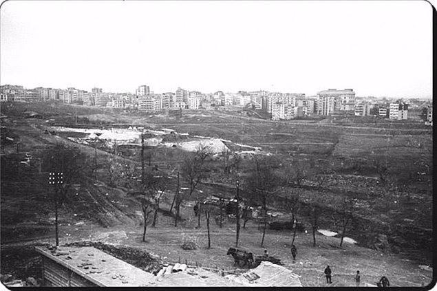 <p>42. Harbiye Açıkhava Tiyatrosu inşa ediliyor. 1946</p>