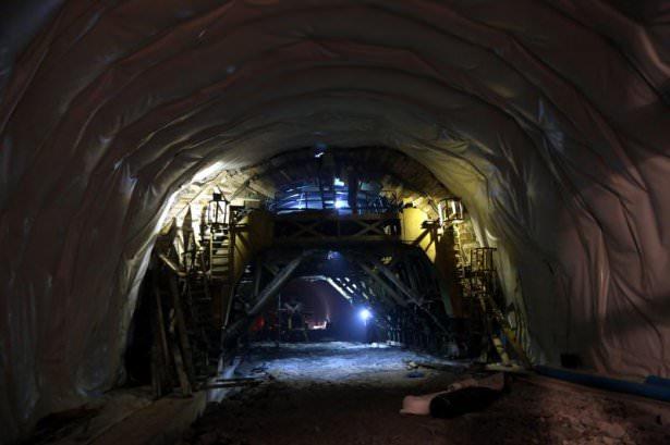 <p>Rize'nin İkizdere ilçesi 2 bin 640 rakımlı Ovit Dağı'nda yapımı planlanan tünel, 14 bin 300 metre uzunluğu ile Türkiye'nin en uzun, dünyanın ise en uzun tünellerinden biri olacak. </p>