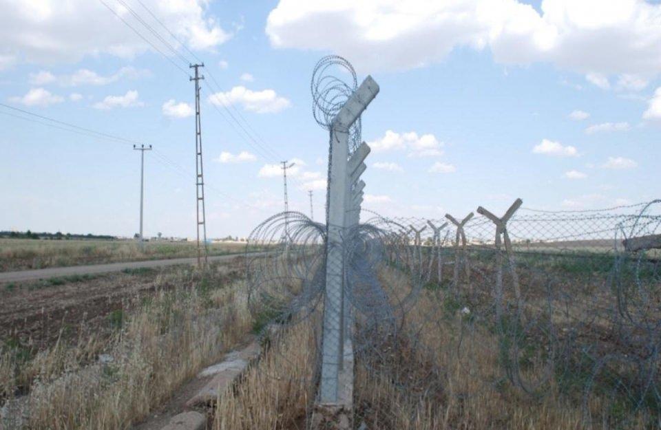 <p>MSB’nin 201 milyon 243 bin TL tutarındaki inşa planı çerçevesinde de, Hatay, Gaziantep, Şanlıurfa ve Mardin’de 130 kilometre modüler duvar ile 235 kilometre yol inşa edilecek. Hatay ve Gaziantep’te 98 kilometrelik alan aydınlatılacak. Şanlıurfa ve Mardin’de 14.7 kilometre beton temelli fens teli ile 54.2 kilometre güçlendirilmiş kafes tel kurulacak.</p>