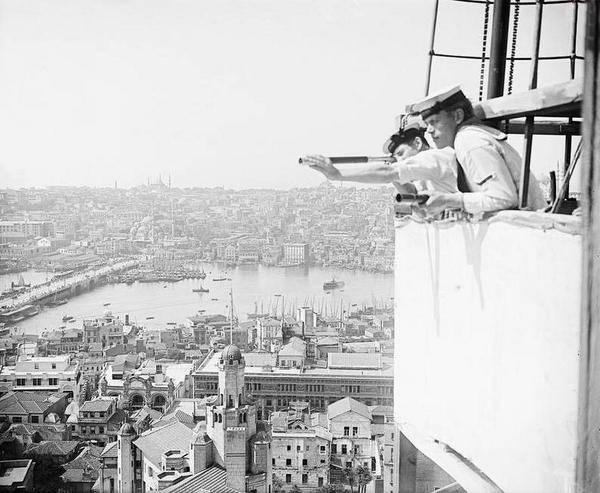 <p>İşgal yıllarında Galata Kulesi’nin üzerine dikilen barakadan İstanbul’u gözetleyen İngiliz askerleri</p>
