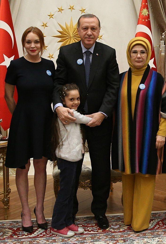 <p>Lohan, Cumhurbaşkanı Erdoğan ve eşine <strong>'Dünya 5'ten büyüktür' </strong>rozeti taktı.</p>
