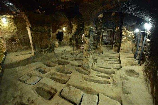<p>Kilisenin tabanında kaya oyma toplu mezar bulunuyor.</p>
<p> </p>