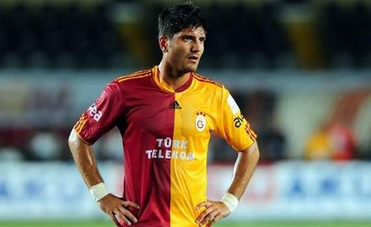 <p><strong>BARIŞ ÖZBEK </strong></p>
<p> </p>
<p>Serkan Çalık ile birlikte Almanya'nın alt lig takımlarından Essen'den transfer edilen Barış, orta sahanın ortasında, gerisinde ve sağ kanatta forma giyiyordu. Ancak onu Galatasaray formasıyla sağ bekte de izledik. Ardından sakatlıklardan kurtulamayan Barış, Trabzonspor'a transfer olsa da burada da şans bulamadı ve kariyeri git gide inişe geçti.</p>