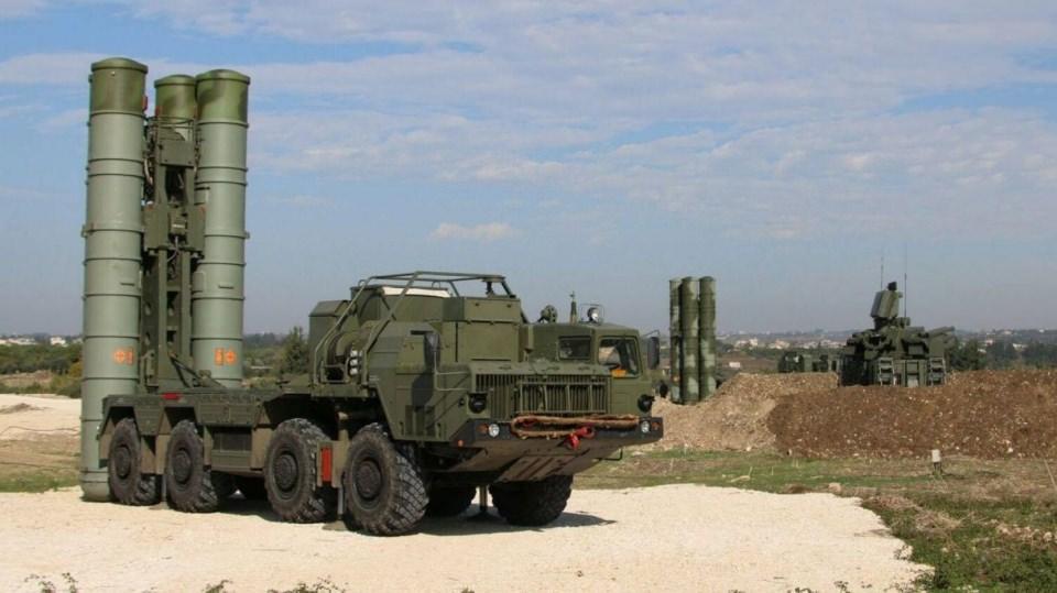 <p>2007'den bu yana kullanımda olan S-400 füze ve hava savunma sistemleri, beşinci jenerasyon savaş uçakları da dahil olmak üzere tüm modern hava araçlarına müdahale edebilme kapasitesi taşıyor.</p>
