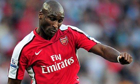 <p><strong>Futbola başladığı ve tam 13 sezon profesyonel futbol oynadığı Londra ekibi Tottenham Hotspur'dan,bir başka Londra ekibi Arsenal'e transfer oldu.Transferin üstünden 14 yıl geçmesine rağmen hala Tottenham maçlarında taraftarlar anti-Campbell marşları söylemeye devam ediyorlar.</strong></p>