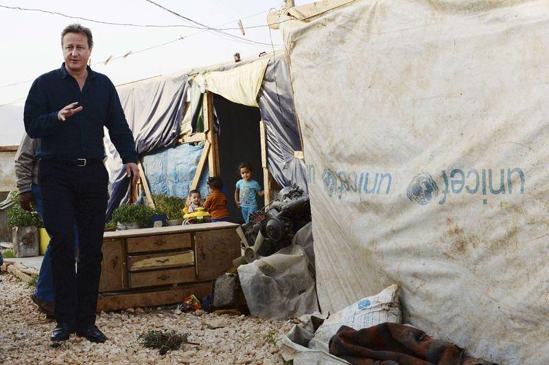 <p>Sabah erken saatlerde özel bir jetle Beyrut'a gelen Cameron, Suriyeli mültecilerin kaldığı bir kampı ziyaret etti. Mülteci krizinin tırmandığı şu günlerde, kendi vatandaşları tarafından sık sık protesto edilen Cameron'un ziyareti tartışmaya neden oldu.</p>

<p> </p>
