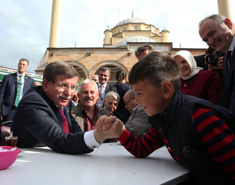 <p>Türkiye ve Rusya arasındaki diplomatik ve ticari ilişkiler, savaş uçağının düşürülmesinin ardından kesilme noktasına geldi.</p>