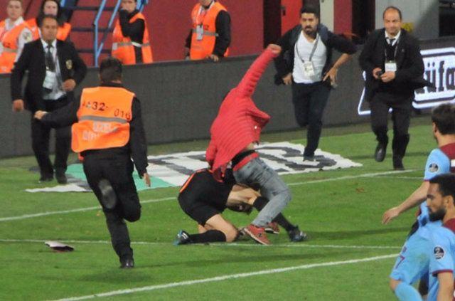 <p><strong>İşte Bayarslan'a saldıran gencin ve dayısının ilginç açıklamaları;</strong><br />
Oğuzhan M: "HAKKIMIZ YENİNCE ÖFKEME HAKİM OLAMADIM"</p>