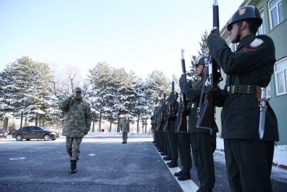 <p>Kışla çıkışında toplanan vatandaşları da selamlayan Akar, onlara "Müsterih olun, terörle mücadelemiz sonuna kadar devam edecek." dedi.</p>
<p> </p>