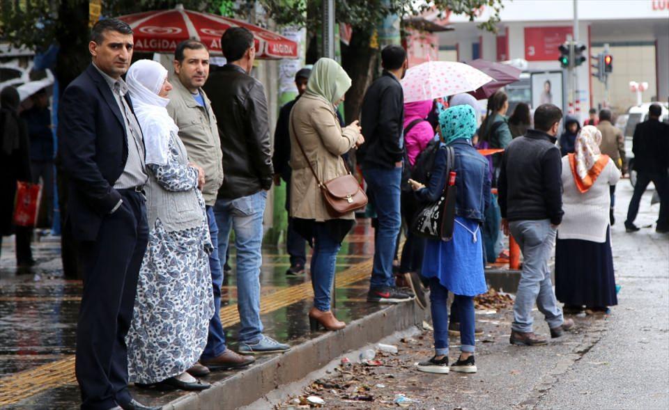 <p>Belediyenin bünyesindeki otobüsleri çalıştırmadığı için iş yerine gidemediğini ifade eden Yılmaz, bir hafta boyunca belediye otobüslerinin garajda bekletildiğini belirtildi.</p>

<p> </p>
