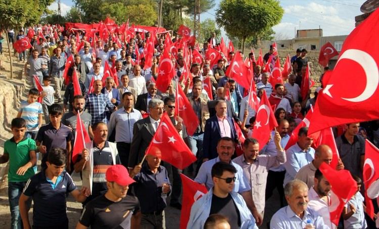 <p>Diyarbakır’ın Kocaköy ilçesinde bir araya gelen yüzlerce kişi, Türk bayraklarıyla yürüyerek terör örgütü PKK’ya tepki gösterdi.</p>

