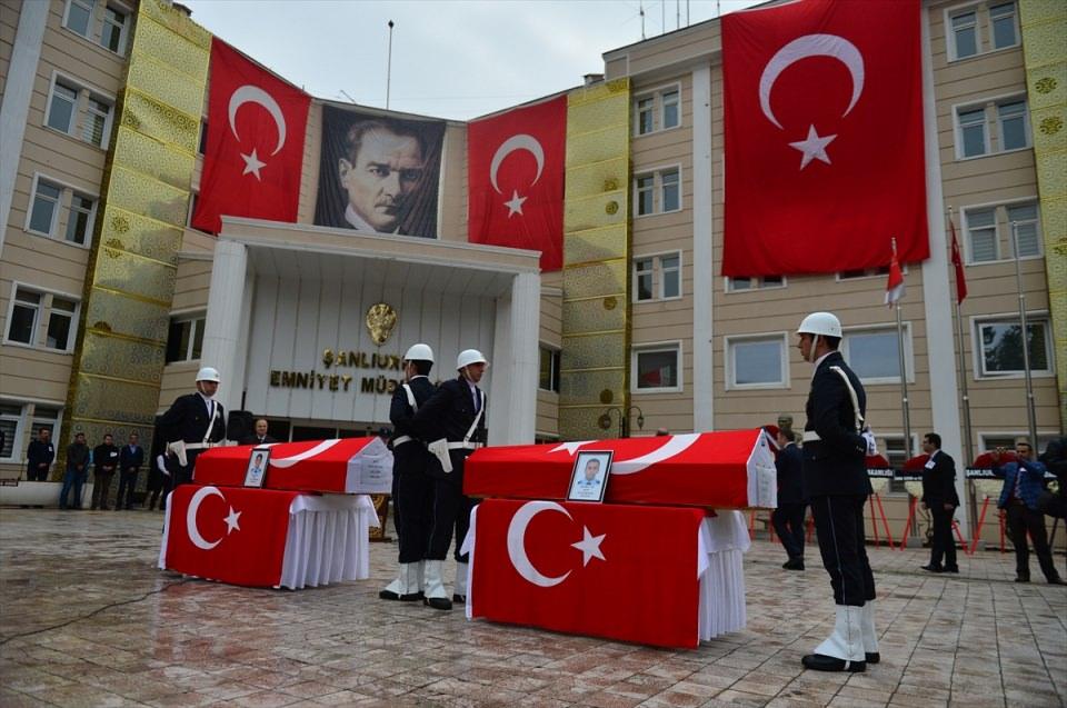 <p>Emniyet Müdürlüğü bahçesinde düzenlenen törene katılan Gıda, Tarım ve Hayvancılık Bakanı Faruk Çelik, şehitlerin ailelerine başsağlığı diledi.</p>

<p> </p>
