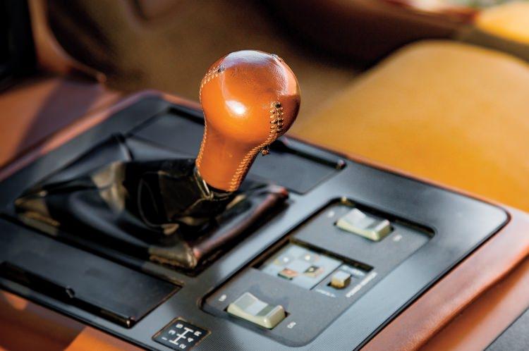<p><span style="color:#E6E6FA">Hulki Bey, her ne kadar bu otomobil için V8 benzeri büyük bir motor hayal etse de, yakıt tüketimi sorunu karşısına çıkıyordu. 4 silindirli motor ise 98 HP gücündeydi ve otomobilin gösterişine uymuyordu.</span></p>