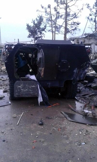 <p>Mardin’in Nusaybin İlçesi’nin İpek Yolu üzerinde bulunan Bölge Trafik Şube Müdürlüğü ile bitişiğinde bulunan lojmanlara PKK’lı teröristler bu sabah saat 06.00 sıralarında bomba yüklü araç, roketatar ve uzun namlulu silahlarla saldırı düzenledi.</p>
<p> </p>