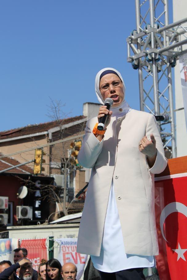 <p>İlk sözü alan Ravza Kavakçı Kan, soft renklerdeki kıyafeti ile sahneden halka seslendi. </p>
