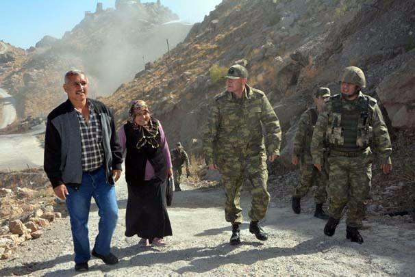 <p>Karakola helikopterle getirilen anne ve baba, karakolun içinden gizlice geçerek oğullarının nöbet tuttuğu kuleye doğru gitti.</p>
