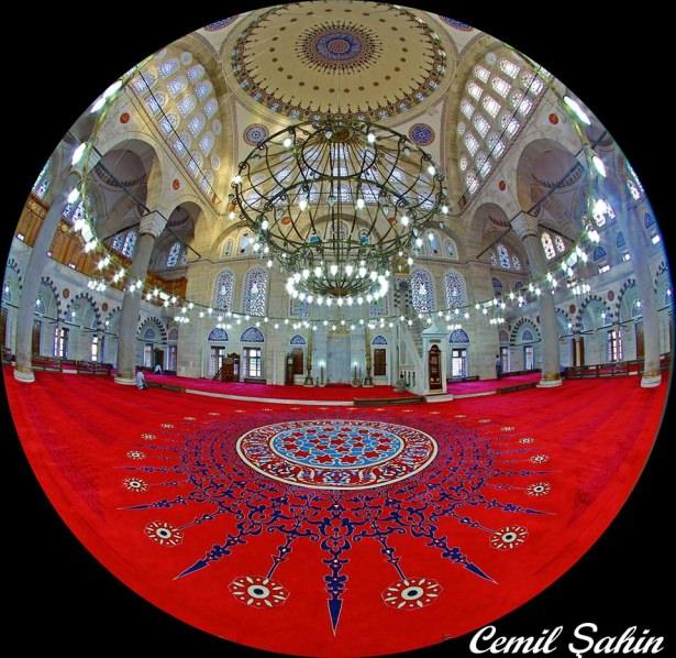 <p><span style="color:#FFD700"><strong>Mihrimah Sultan Camii</strong></span></p>
