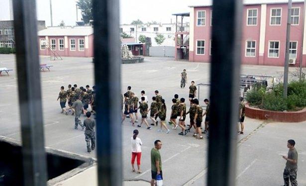 <p>'İnternet bağımlılığı'nı 2003 yılında klinik bir vaka olarak tanıyan ilk ülke olan Çin'de 25 milyona yakın gencin bu rahatsızlıkla karşı karşıya olduğu belirtiliyor.</p>
