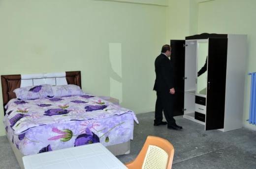 Muş E Tipi Kapalı Ceza ve İnfaz Kurumu'ndaki h&uuml;k&uuml;ml&uuml;lerin, eş ve aileleriyle g&ouml;r&uuml;şmesi i&ccedil;in hazırlanan odalar ilk kez g&ouml;r&uuml;nt&uuml;lendi. Koğuşlardan bağımsız, otel konforunda d&uuml;zenlenen odalarda banyo ve tuvaletin yanı sıra &ccedil;ift kişilik yataktan elbise dolabına, buzdolabından televizyona kadar ihtiya&ccedil; duyulan her şey bulunuyor.