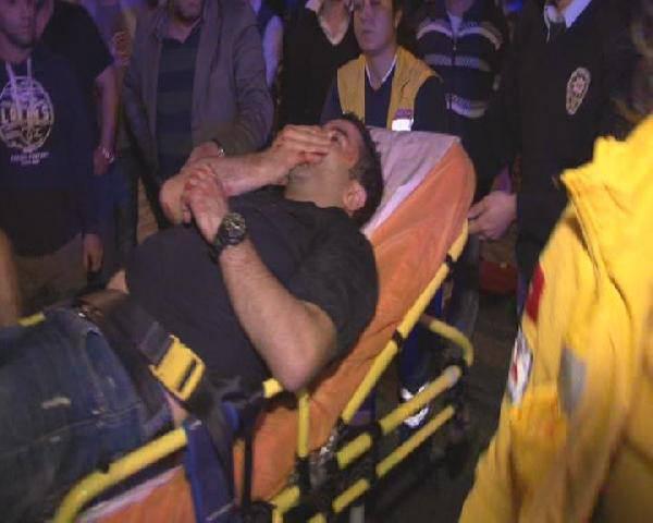 Beşiktaş'ta, sinema ve tiyatro oyuncusu Bülent Şakrak, önce park halindeki aracına binmek üzere olan bir taksi şoförüne çarptı. Ünlü oyuncu daha sonra da yaklaşık 400 metre ileride direksiyon hakimiyetini kaybederek bir pastaneye çarptı.
