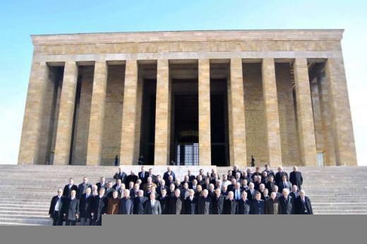 Ürdün Kralı 2. Abdullah İbn Al Hussein, resmi ziyaretlerde bulunmak üzere geldiği Ankara'da Anıtkabir'i ziyaret etti.
