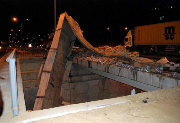 Bilecik'in Bozüyük ilçesinde kontrolden çıkan bir TIR, köprüde asılı kaldı. Kazada sürücü yaralandı.  Edinilen bilgiye göre, Bursa istikametinden Eskişehir istikametine gitmekte olan H.Ş. (47) idaresindeki 32 LU 645 plakalı su yüklü TIR, Bozüyük çevreyolu Çortuk Köprüsü yakınlarında kontrolden çıktı ve köprüde asılı kaldı. Kazada, sürücü H.Ş. yaralandı. Araçta sıkışan yaralı, görevliler tarafından yaklaşık 1 saat süren çalışma sonucunda kurtarıldı ve Bozüyük Devlet Hastanesi'ne kaldırıldı. Sürücünün alkollü olduğu iddia edildi. Öte yandan, kurtarma çalışması, bölgede toplanan vatandaşlar tarafından meraklı gözlerle izlendi. Kazayla alakalı tahkikat sürüyor.