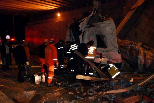 Bilecik'in Bozüyük ilçesinde kontrolden çıkan bir TIR, köprüde asılı kaldı. Kazada sürücü yaralandı.  Edinilen bilgiye göre, Bursa istikametinden Eskişehir istikametine gitmekte olan H.Ş. (47) idaresindeki 32 LU 645 plakalı su yüklü TIR, Bozüyük çevreyolu Çortuk Köprüsü yakınlarında kontrolden çıktı ve köprüde asılı kaldı. Kazada, sürücü H.Ş. yaralandı. Araçta sıkışan yaralı, görevliler tarafından yaklaşık 1 saat süren çalışma sonucunda kurtarıldı ve Bozüyük Devlet Hastanesi'ne kaldırıldı. Sürücünün alkollü olduğu iddia edildi. Öte yandan, kurtarma çalışması, bölgede toplanan vatandaşlar tarafından meraklı gözlerle izlendi. Kazayla alakalı tahkikat sürüyor.