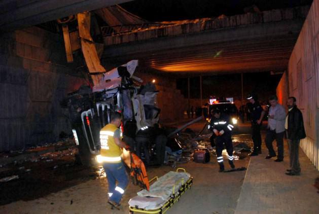 Bilecik'in Bozüyük ilçesinde kontrolden çıkan bir TIR, köprüde asılı kaldı. Kazada sürücü yaralandı.  Edinilen bilgiye göre, Bursa istikametinden Eskişehir istikametine gitmekte olan H.Ş. (47) idaresindeki 32 LU 645 plakalı su yüklü TIR, Bozüyük çevreyolu Çortuk Köprüsü yakınlarında kontrolden çıktı ve köprüde asılı kaldı. Kazada, sürücü H.Ş. yaralandı. Araçta sıkışan yaralı, görevliler tarafından yaklaşık 1 saat süren çalışma sonucunda kurtarıldı ve Bozüyük Devlet Hastanesi'ne kaldırıldı. Sürücünün alkollü olduğu iddia edildi. Öte yandan, kurtarma çalışması, bölgede toplanan vatandaşlar tarafından meraklı gözlerle izlendi. Kazayla alakalı tahkikat sürüyor.