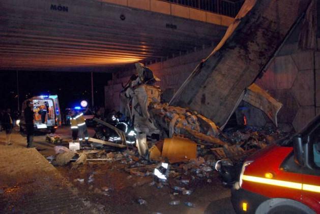 Bilecik'in Bozüyük ilçesinde kontrolden çıkan bir TIR, köprüde asılı kaldı. Kazada sürücü yaralandı.  Edinilen bilgiye göre, Bursa istikametinden Eskişehir istikametine gitmekte olan H.Ş. (47) idaresindeki 32 LU 645 plakalı su yüklü TIR, Bozüyük çevreyolu Çortuk Köprüsü yakınlarında kontrolden çıktı ve köprüde asılı kaldı. Kazada, sürücü H.Ş. yaralandı. Araçta sıkışan yaralı, görevliler tarafından yaklaşık 1 saat süren çalışma sonucunda kurtarıldı ve Bozüyük Devlet Hastanesi'ne kaldırıldı. Sürücünün alkollü olduğu iddia edildi. Öte yandan, kurtarma çalışması, bölgede toplanan vatandaşlar tarafından meraklı gözlerle izlendi. Kazayla alakalı tahkikat sürüyor.