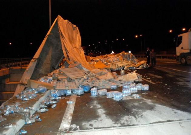 Bilecik'in Bozüyük ilçesinde kontrolden çıkan bir TIR, köprüde asılı kaldı. Kazada sürücü yaralandı.  Edinilen bilgiye göre, Bursa istikametinden Eskişehir istikametine gitmekte olan H.Ş. (47) idaresindeki 32 LU 645 plakalı su yüklü TIR, Bozüyük çevreyolu Çortuk Köprüsü yakınlarında kontrolden çıktı ve köprüde asılı kaldı. Kazada, sürücü H.Ş. yaralandı. Araçta sıkışan yaralı, görevliler tarafından yaklaşık 1 saat süren çalışma sonucunda kurtarıldı ve Bozüyük Devlet Hastanesi'ne kaldırıldı. Sürücünün alkollü olduğu iddia edildi. Öte yandan, kurtarma çalışması, bölgede toplanan vatandaşlar tarafından meraklı gözlerle izlendi. Kazayla alakalı tahkikat sürüyor.