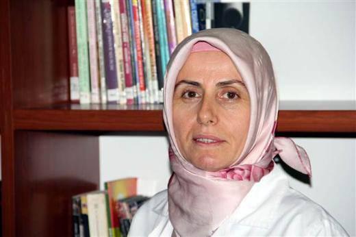 <p>Buna g&ouml;re 16/7/1982 tarihli ve 8/5105 sayılı Bakanlar Kurulu Kararı ile y&uuml;r&uuml;rl&uuml;ğe konulan Kamu Kurum ve Kuruluşlarında &Ccedil;alışan Personelin Kılık ve Kıyafetine Dair Y&ouml;netmeliğin 5. maddesinin birinci fıkrasının (a) bendinin birinci paragrafında yer alan &ldquo;Kadınlar;&rdquo; ibaresinden sonra gelen birinci c&uuml;mle y&uuml;r&uuml;rl&uuml;kten kaldırıldı ve aynı paragrafta yer alan &ldquo;Ancak bazı hizmetler i&ccedil;in &ouml;zel iş kıyafetleri varsa g&ouml;rev sırasında kurum amirinin izni ile bu kıyafet kullanılır&rdquo; şeklindeki ikinci c&uuml;mle (a) bendinden &ccedil;ıkarılarak maddenin sonuna (c) bendi olarak eklendi.</p>