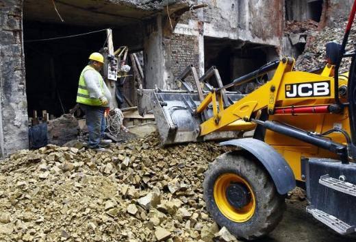  Kamer İnşaat'ın s&ouml;zc&uuml;s&uuml; Levent Ey&uuml;poğlu, Beyoğlu Yeşil&ccedil;am Sokak'ta, 1924'te "Melek Sineması" adıyla a&ccedil;ılan, barok ve rokoko bezeli, yıldızlı tavan ve duvarları ile İstanbul'un &ouml;nemli mekanlarından biri olan Emek Sineması'nın da i&ccedil;inde bulunduğu kompleksi, Sosyal G&uuml;venlik Kurumu'ndan yap-işlet-devret modeliyle 25 yıllığına kiraladıklarını hatırlattı. 