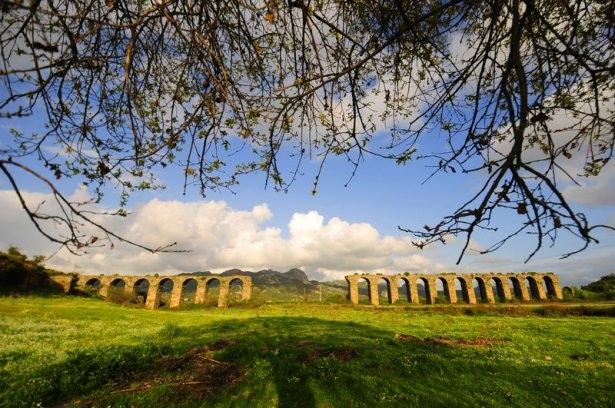<p>Kuzeydeki dağlardan Aspendos'a su getiren bir kilometre uzunluğundaki kemerler, yüksek bir mühendislik becerisini ortaya koyuyor. </p>
